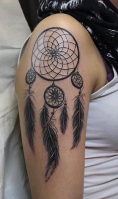  Tatouage attrape rêve en noir et gris de grande taille sur le haut du bras